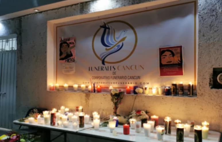 En silencio, una mesa fue poblándose de velas y fotos de 'Alexis'. (ESPECIAL)
