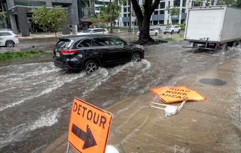 Horas después de haber alcanzado fuerza de huracán, 'Eta' se debilitó el miércoles a tormenta tropical mientras Florida se aprestaba a sufrir un segundo paso de la tormenta por la costa del Golfo de México cerca de la región densamente poblada de Tampa Bay. (ARCHIVO)