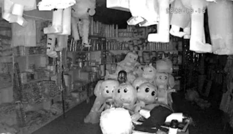 Hace unas semanas en Facebook, el joven identificado como Mario Lara comenzó a estremecer a sus amigos con una serie de anécdotas paranormales que ocurren dentro de su negocio de piñatas. (Especial) 