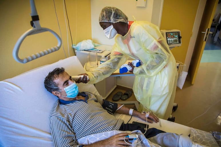 El número de hospitalizados por coronavirus ha seguido aumentando en Francia y, con las 31,946 a las que se ha llegado este miércoles, se acerca al pico de la primera ola, cuando se contabilizaron 32,292 el 14 de abril. (ARCHIVO)