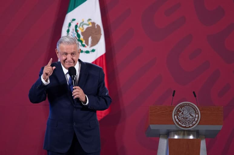 'Mañana voy a cumplir años, voy a cumplir 67 años. Estoy bien, gracias al creador, a la naturaleza y a la suerte, que también cuenta', expresó. (EFE)