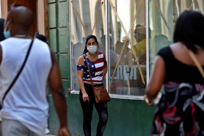 Cuba sumó este jueves 58 nuevos contagios de COVID-19, entre ellos 11 cubanos y 15 turistas rusos con casos importados del virus, que por primera vez en meses se detecta en la oriental Santiago de Cuba. (ARCHIVO) 
