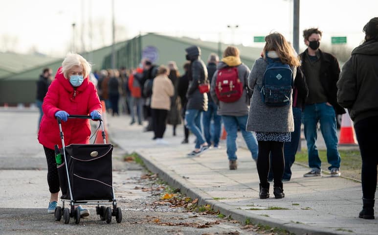 l Gobierno británico comunicó este jueves la detección de 33,470 nuevos casos de COVID-19 en veinticuatro horas, por encima de los 22,950 de ayer y la mayor cifra diaria registrada hasta ahora durante la pandemia. (ARCHIVO) 