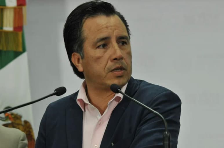 El gobernador Cuitláhuac García Jiménez informó que la Fiscalía General del Estado (FGE) investiga, por un lado, la relación del crimen con conflictos internos en el ayuntamiento. Por otro lado, indaga una denuncia del síndico contra la presidenta por presunta corrupción, que derivó en la toma del Palacio Municipal; y, por último, se investiga también la intervención de la administración estatal a fin de no interrumpir el servicio a la población.
(ARCHIVO)