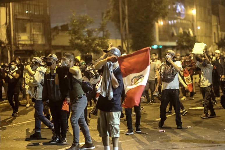 Miles de personas protagonizaron este jueves masivas marchas en todo Perú en rechazo al Gobierno de transición que preside el congresista Manuel Merino tras la destitución de Martín Vizcarra de la jefatura del Estado. (ARCHIVO)