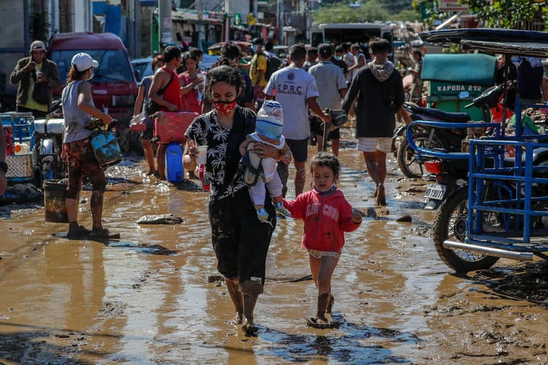 El tifón Vamco, que barrió la madrugada del jueves el centro de la isla de Luzón, ha dejado en Filipinas al menos 39 muertos , 22 desaparecidos y 40 heridos, según el recuento de las Fuerzas Armadas. (EFE)