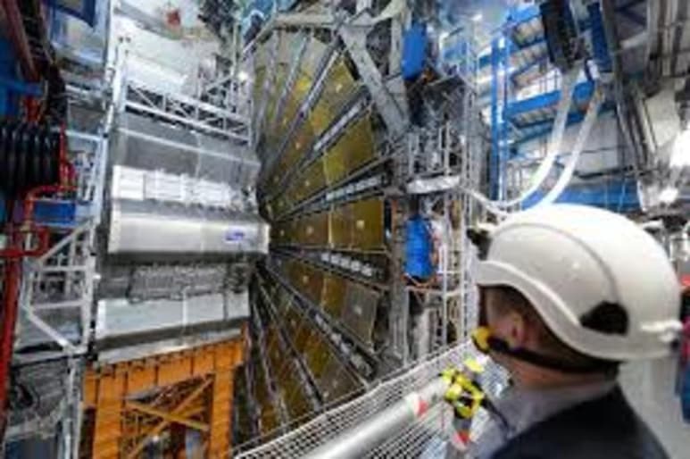 Un detector de partículas subatómicas, diseñado y fabricado en la Universidad Nacional Autónoma de México (UNAM), formará parte del programa internacional 'Gran Colisionador de Hadrones' (LHC), que está en búsqueda de conocer los orígenes del Universo. (ARCHIVO)