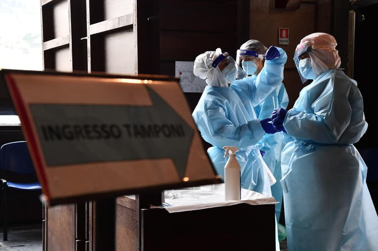 Italia registró el último día 40,902 nuevos contagios y 550 fallecidos por COVID-19, mientras el Gobierno incluyó a dos regiones más, Campania y Toscana, en las 'zonas rojas'. (EFE)