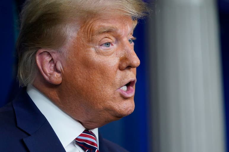 El presidente saliente de Estados Unidos, Donald Trump, insistió, en una entrevista publicada este viernes, en que es capaz de dar la vuelta a los resultados de las elecciones, después de que las proyecciones de los medios dieran como ganador a su rival, el demócrata Joe Biden, y advirtió: 'Nunca apuesten en mi contra'. (ARCHIVO) 
