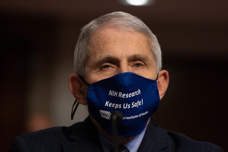 El principal experto en enfermedades infeccionas de Estados Unidos, el doctor Anthony Fauci, recomendó el viernes usar tapabocas durante las reuniones del Día de Acción de Gracias, pues los asistentes pueden portar coronavirus sin saberlo. (ARCHIVO) 