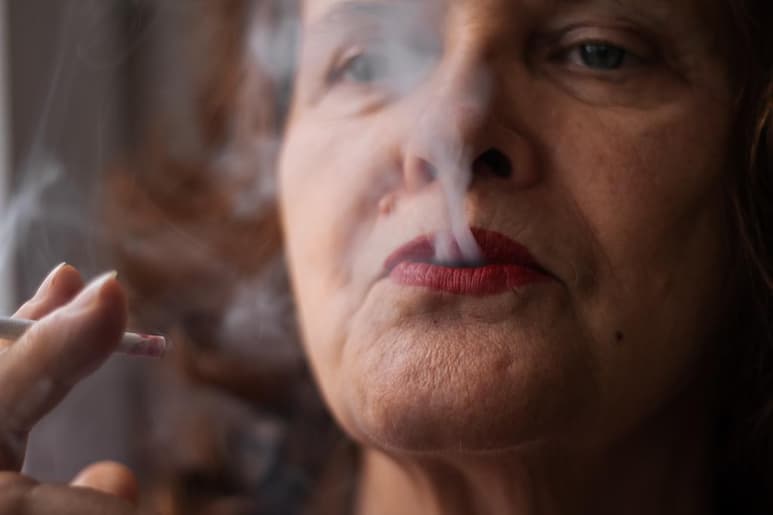 Los daños que ocasiona fumar han sido mencionados en una gran cantidad de anuncios publicitarios y campañas, sin embargo, también existen los daños estéticos de los que poco se habla y que se manifiestan a temprana edad. (ESPECIAL)