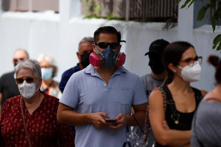 La gobernadora de Puerto Rico anunció el viernes que activará la Guardia Nacional para ayudar a hacer cumplir un toque de queda con el que se busca frenar un aumento en los casos de COVID-19 y otras medidas, entre ellas volver a cerrar las playas para todos, excepto para quienes hacen ejercicio. (ARCHIVO)