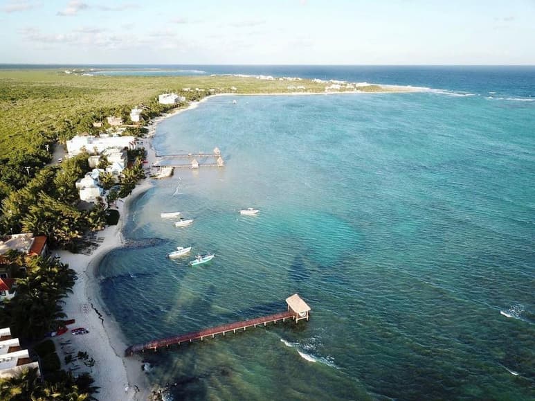 Tulum es un sitio ideal para quienes buscan un entorno tropical tranquilo. (Fotografía tomada de Instagram// @tulumscubadiving by: @tulumdrone)