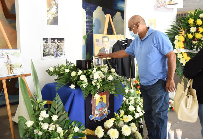 Veladores, coronas de flores, una playera negra de la máxima casa de estudios y diversas fotografías del maestro que tenía una gran capacidad para conectar con el alumnado fueron colocadas en el atrio de la FCPyS.
(JESÚS GALINDO)
