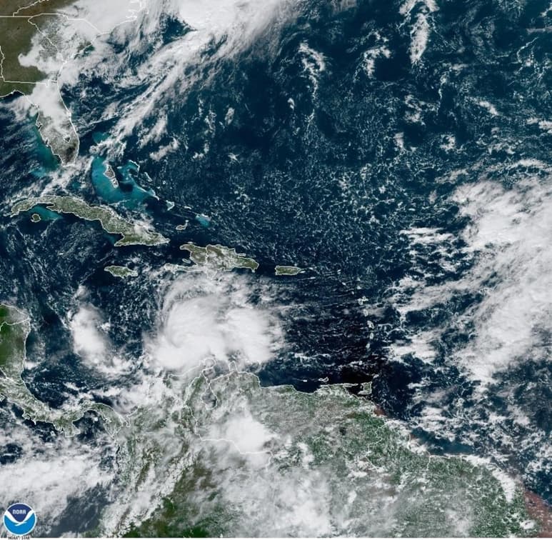 Centroamérica, con suelos saturados de agua tras el fenómeno climático Eta, que dejó en la región al menos 130 muertos, 119 desaparecidos y destrucción, está en alerta ante una nueva depresión tropical en el Caribe que puede convertirse en huracán cuando se aproxime al norte del istmo a partir del próximo domingo. (EFE)