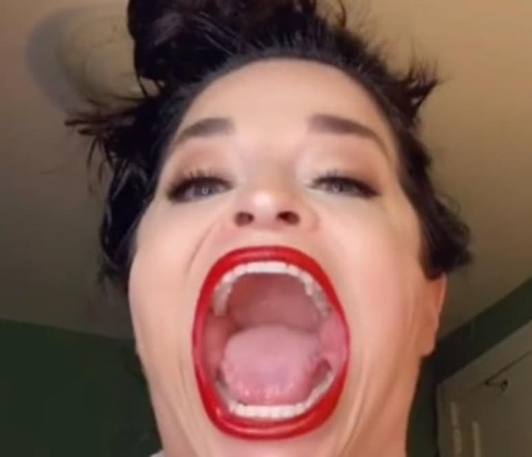 Samantha Ramsdell, de 30 años de edad de Connecticut, Estados Unidos, arrasó en Tik Tok durante estos últimos meses por darse a conocer como 'la mujer con la boca más grande del mundo'. (Tik Tok)