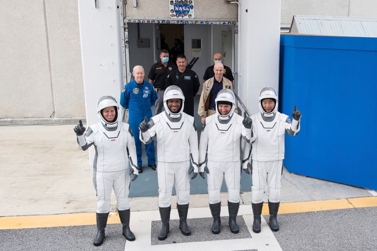 Los astronautas están desde hace días en el Centro Espacial Kennedy y el jueves subieron a la nave para una serie de pruebas. (AP)