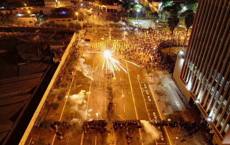 Miles de personas marcharon el sábado en Perú en repudio del nuevo gobierno del presidente Manuel Merino, quien negó que las protestas sean en su contra y afirmó que los jóvenes protestaban por el desempleo o por no haber culminado sus estudios. (EFE)