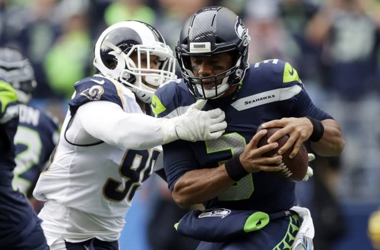 Russell Wilson (d) tratará de hacerle daño a una de las mejores defensivas de la NFL.