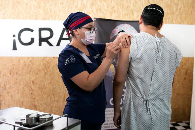 Cientos de saltillenses se preparan para ser voluntarios en los ensayos de la vacuna contra el COVID-19. (ARCHIVO)