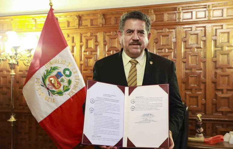 Manuel Merino anunció este domingo su dimisión 'irrevocable' a la Presidencia de Perú e instó a la 'paz y la unidad', un paso que abre camino a la solución de la grave y profunda crisis política que afronta el país desde que asumió el poder hace una semana. (ARCHIVO)
