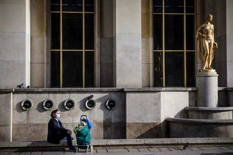 El ritmo de contagios diarios de COVID-19 en Francia, que había llegado a un récord de más de 60,000 hace apenas una semana, está descendiendo de forma significativa por efecto del confinamiento, como confirmaron los 27,228 casos notificados este domingo. (ARCHIVO) 