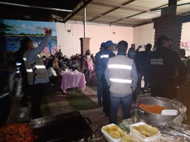 La Laguna es la región de Coahuila más golpeada por el COVID-19 con 883 casos activos del virus pero pese a ello, algunos habitantes siguen participando en eventos sociales masivos sin las mínimas medidas de seguridad e ignorando los riesgos de salud que implica el SARS-CoV-2, enfermedad que puede ser mortal. (EL SIGLO DE TORREÓN)