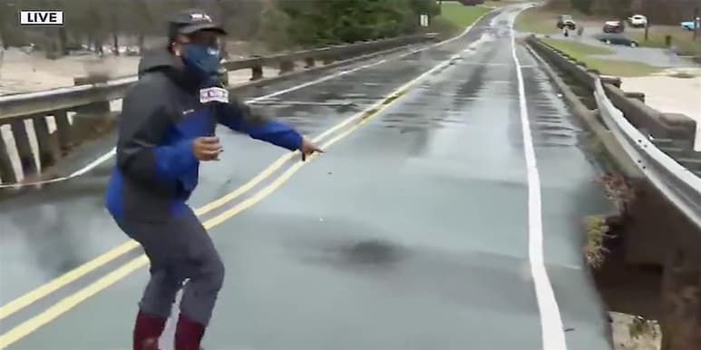 La reportera y su camarógrafo resultaron ilesos (CAPTURA)