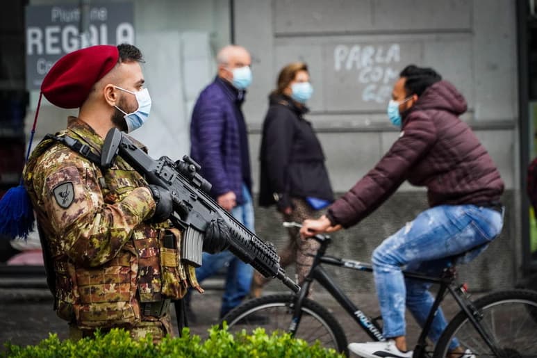 Italia registró 33,979 nuevos contagios de coronavirus en las últimas veinticuatro horas, una cifra inferior a la del día anterior aunque se han hecho muchas menos pruebas, y 546 personas han perdido la vida. (ARCHIVO) 