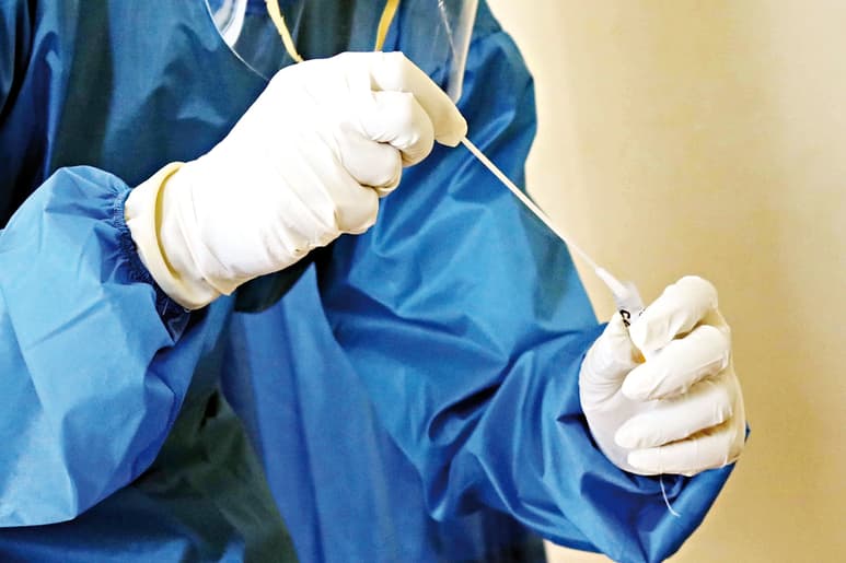Luego de enterarse del contagio de personas con las que convivió y tras sentir un ligero resfriado, 'Mónica' acudió a realizarse de nueva cuenta una prueba COVID, la cual resultó ser positiva.