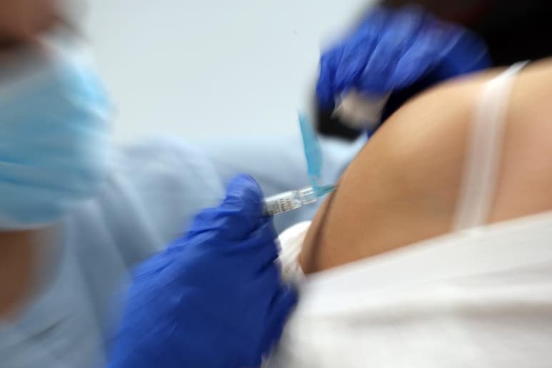 La compañía farmacéutica Moderna ha anunciado que la vacuna que está desarrollando contra el coronavirus tiene una efectividad del 94.5 por ciento y que cumple los criterios de eficacia exigidos para su comercialización, según ha anunciado en un comunicado.
(ARCHIVO)