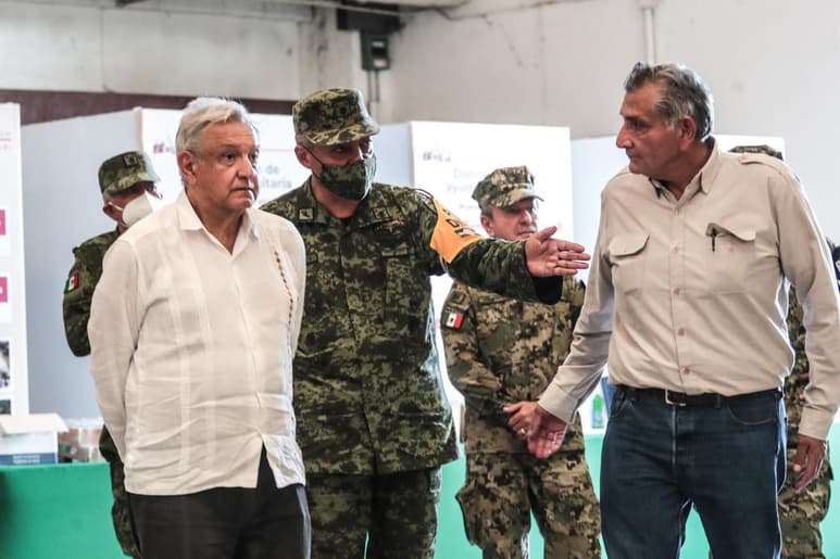 El presidente Andrés Manuel López Obrador criticó que sus opositores digan que no se metió al agua en sus recorridos tras las lluvias en Tabasco y refirió que desde niño padeció inundaciones, además que como director del Instituto Nacional Indigenista se metía, con el agua hasta el pecho, a ayudar a sus paisanos.
(ARCHIVO)