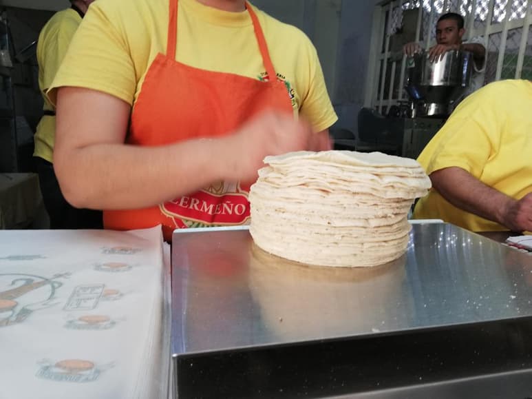 El presidente Andrés Manuel López Obrador confió en que el precio de la tortilla no aumente, por encima de la inflación en 2021 y dijo que de ser necesario hablará con Juan Antonio González, de Grupo Maseca, para mantener el precio de ese producto.
(ARCHIVO)