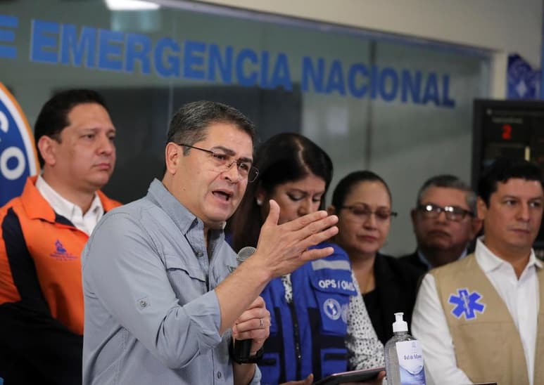 El presidente de Honduras, dijo este lunes que el huracán 'Iota', que mañana entrará a su país como tormenta o depresión tropical, 'podría causar una devastación terrible' y le enfatizó a sus compatriotas que hay que 'estar preparados' y que 'lo primero es salvar la vida'. (ARCHIVO)