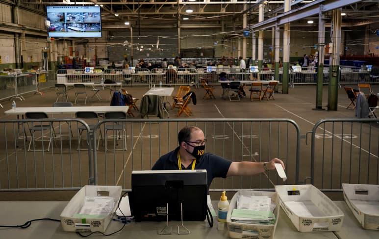 La campaña de Trump sostiene que cientos de miles de boletas no se procesaron adecuadamente. (ARCHIVO)