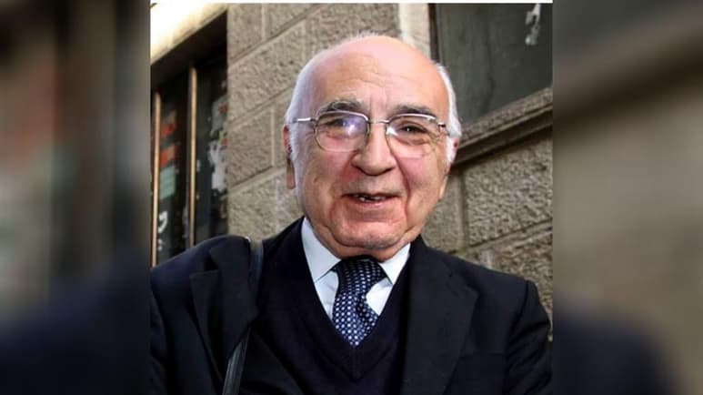 Tiempos complejos. Para el autor valenciano, la poesía debe servir además en un momento tan difícil como el actual.