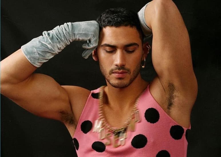 ¿Por qué la ropa debería definir la identidad de género de alguien?, así se lee en la descripción que acompaña una de las fotografías que protagoniza el actor mexicano Alejandro Speitzer en las que posa con vestido.  (INSTAGRAM) 