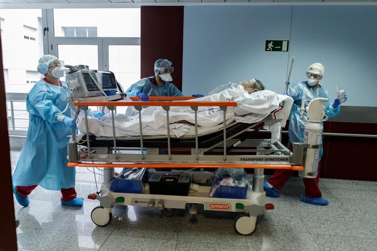 España superó el millón y medio de contagios por coronavirus después de que el Ministerio de Sanidad notificara este martes 13,159 nuevos casos, 5,897 en las últimas 24 horas, con lo que la cifra de contagios desde el inicio de la pandemia asciende a 1,510,023. (ARCHIVO)