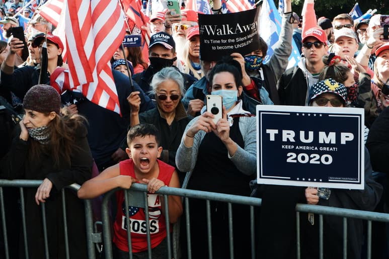La campaña del presidente Donald Trump estuvo impulsada por un aplicación que permitía a los organizadores monitorear los movimientos de millones de seguidores e incluso ingresar a sus redes sociales. (ARCHIVO)