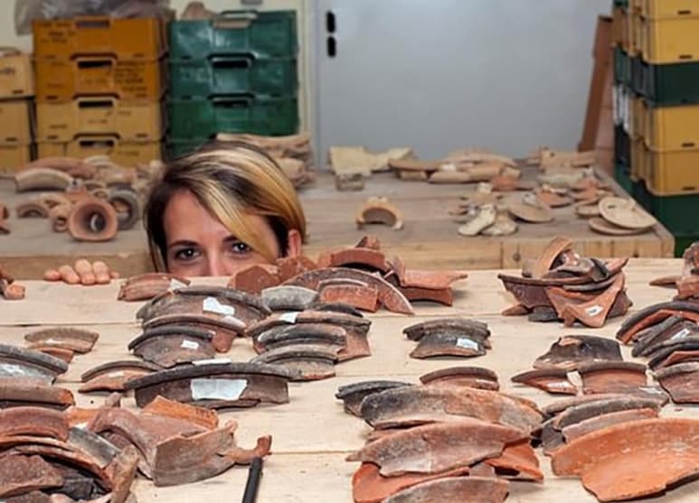 Estos hallazgos fueron realizados en el área del Esquilino, una de las siete colinas de la Antigua Roma. Junto a los vestigios antes mencionados, también se encontraron joyas, monedas y un broche de metal de un guardia imperial. (Especial)