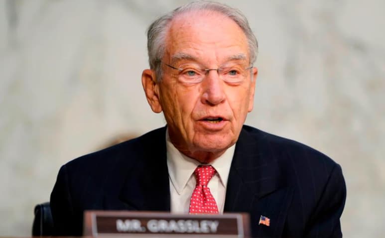 El senador Chuck Grassley, tercero en la línea de sucesión presidencial en Estados Unidos, al ser presidente protempore (cargo temporal a una persona) del Senado, dio positivo al coronavirus, anunció este martes. (ARCHIVO)