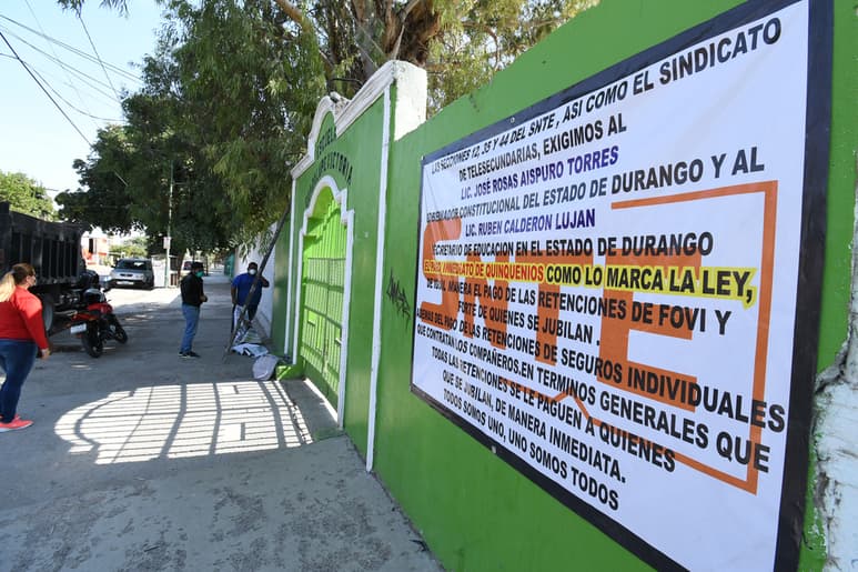 Los docentes colocaron lonas en la escuela Guadalupe Victoria.