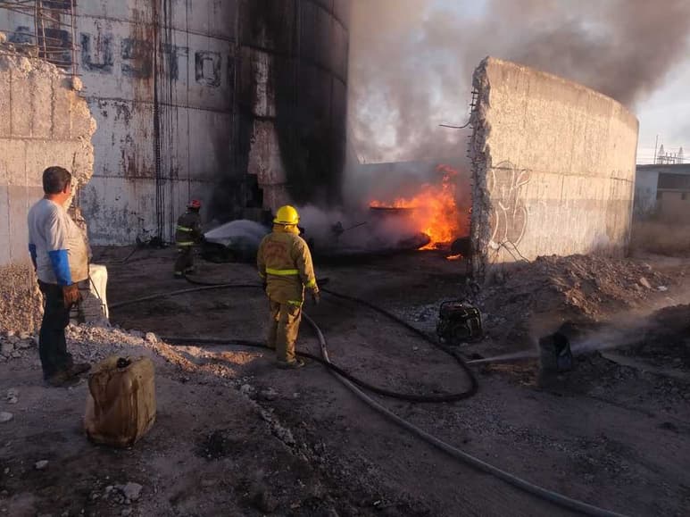 Las brigadas internas de seguridad se percataron del fuego e intentaron sofocarlo, pero no lo lograron y pidieron apoyo. (EL SIGLO DE TORREÓN)