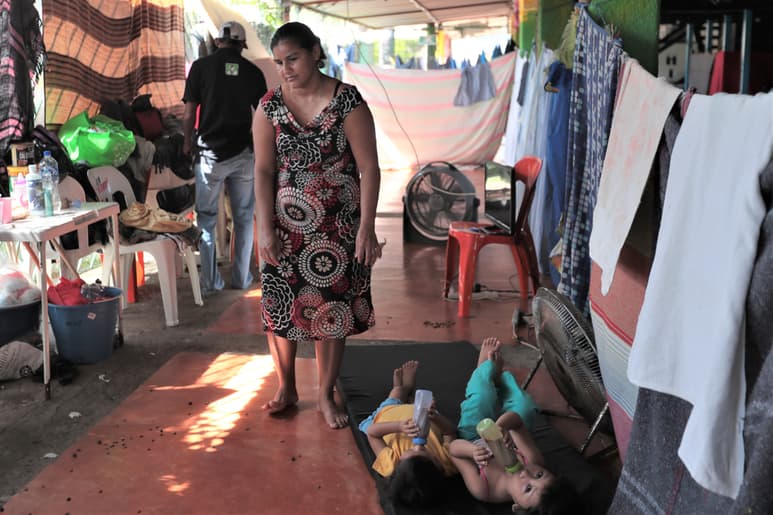 En los adultos ha crecido la desesperación porque no saben cuándo volverán a su hogar.