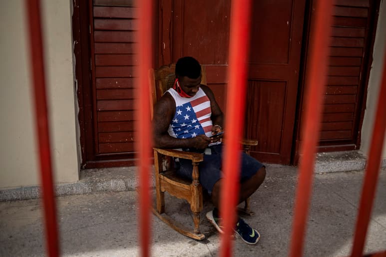 Cubanos en EUA apoyan la apertura de ese país con la isla. (AP)