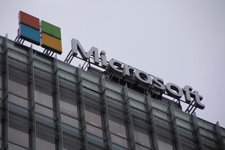 La multinacional estadounidense Microsoft anunció sus planes para crear un nuevo microchip de seguridad contra ataques informáticos en ordenadores PC con sistema operativo Windows basado en la misma tecnología que usan actualmente las videoconsolas Xbox. (ARCHIVO)