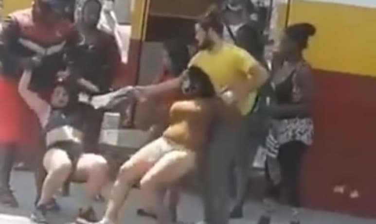 Durante la pelea, las mujeres se despojaron de algunas de sus ropas (CAPTURA)