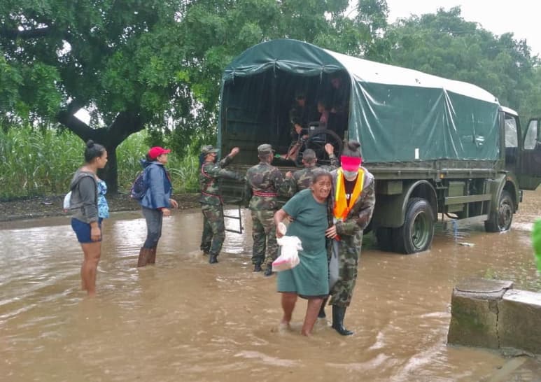 La tormenta tropical 'Iota' se disipó este miércoles pero continúa amenazando con fuertes lluvias, inundaciones y deslizamientos de tierra a Centroamérica después de causar al menos una decena de muertes y destrucción en esa región y en la isla colombiana de San Andrés. (ARCHIVO)