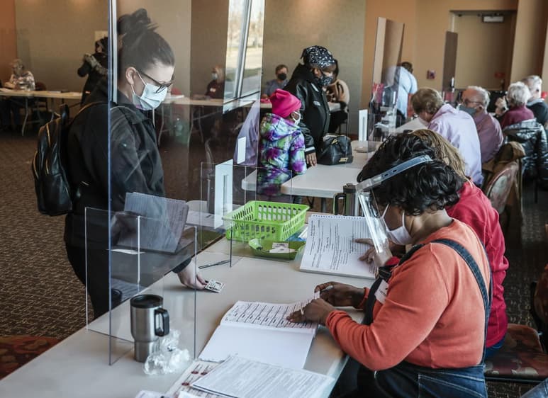 La campaña de reelección del presidente estadounidense, Donald Trump, anunció este miércoles su petición de un recuento parcial de los votos en el estado clave de Wisconsin, donde el mandatario electo, Joe Biden, ganó por más de 20,400 papeletas. (ARCHIVO)