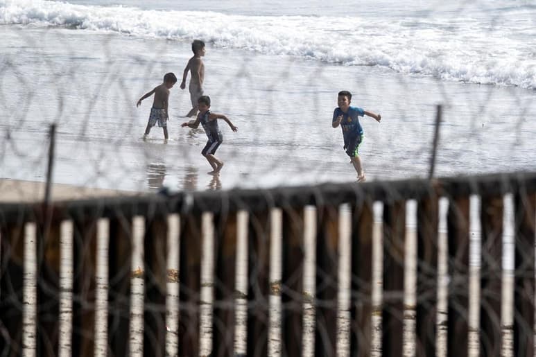 Un juez federal estadounidense ordenó este miércoles al Gobierno del presidente Donald Trump que deje de expulsar a niños migrantes no acompañados detenidos en la frontera. (ARCHIVO)